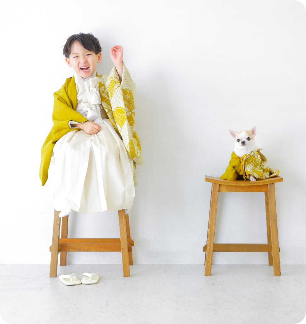 着物を着ている子どもと犬
